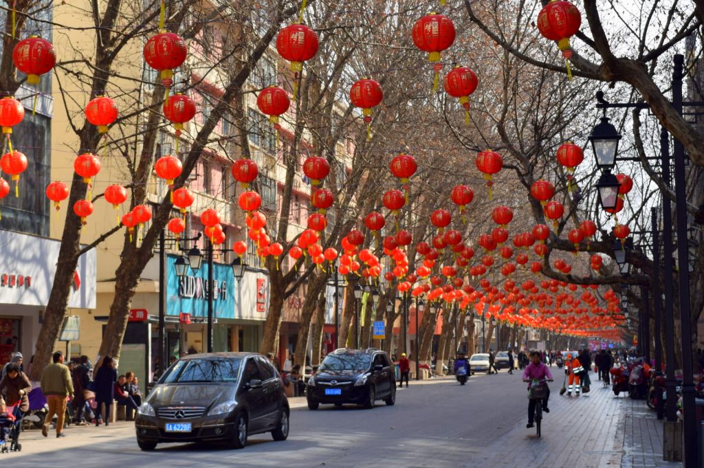 לקראת החג נצבעים רחובות הערים באדום (צילום: טל ניצן)