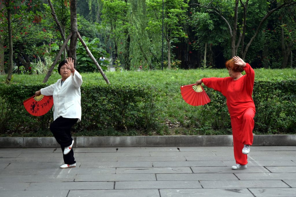 הסינים המבוגרים אוהבים לנצל את השטחים הפתוחים בפארקים להתעמלות (צילום: טל ניצן)
