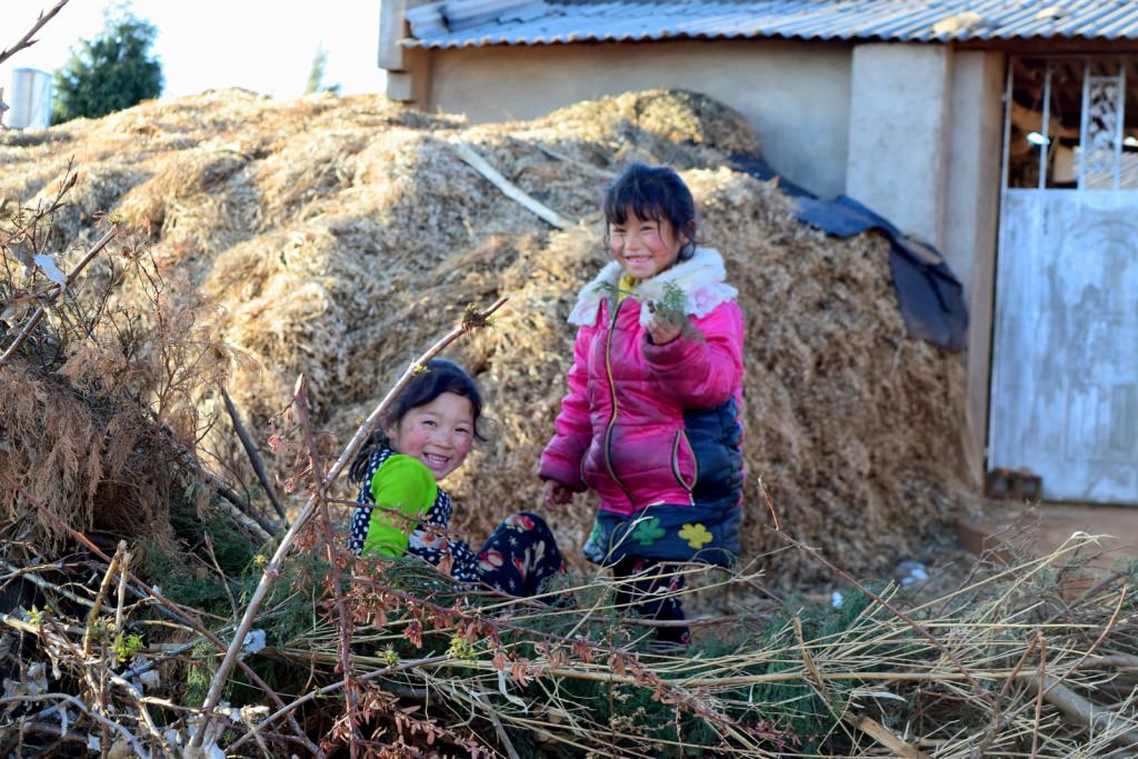 ילדות חברותיות באחד מכפרי הסביבה (צילום: טל ניצן)