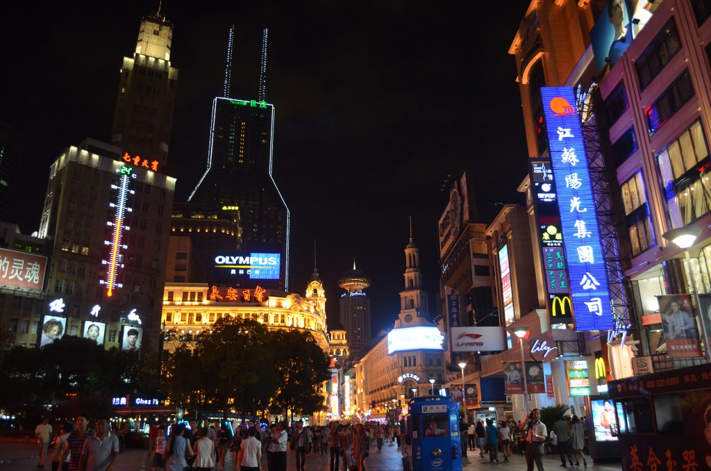 רחוב נאנג'ינג נדלק בלילה (צילום: נוגה פייגה)