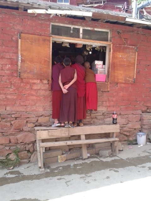 נזירים צעירים קונים באחת המכולות שפזורות באקדמיה (צילום: חיים קלאי)
