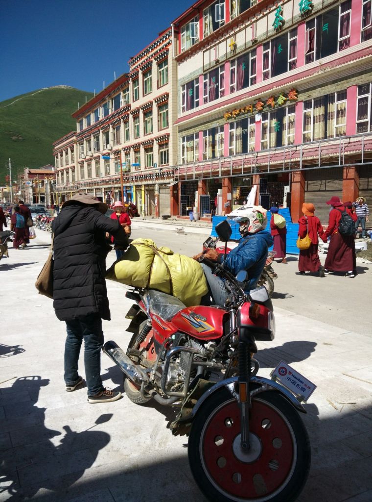 נזירים ואנשים בסמוך לשוק המקומי (צילום: חיים קלאי)