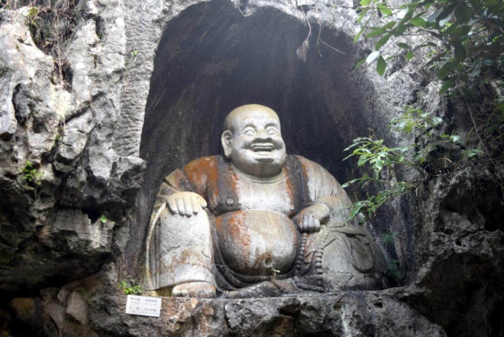 פסל נוסף של הבודהה הצוחק על מדרונות הפסגה (צילום: טל ניצן)