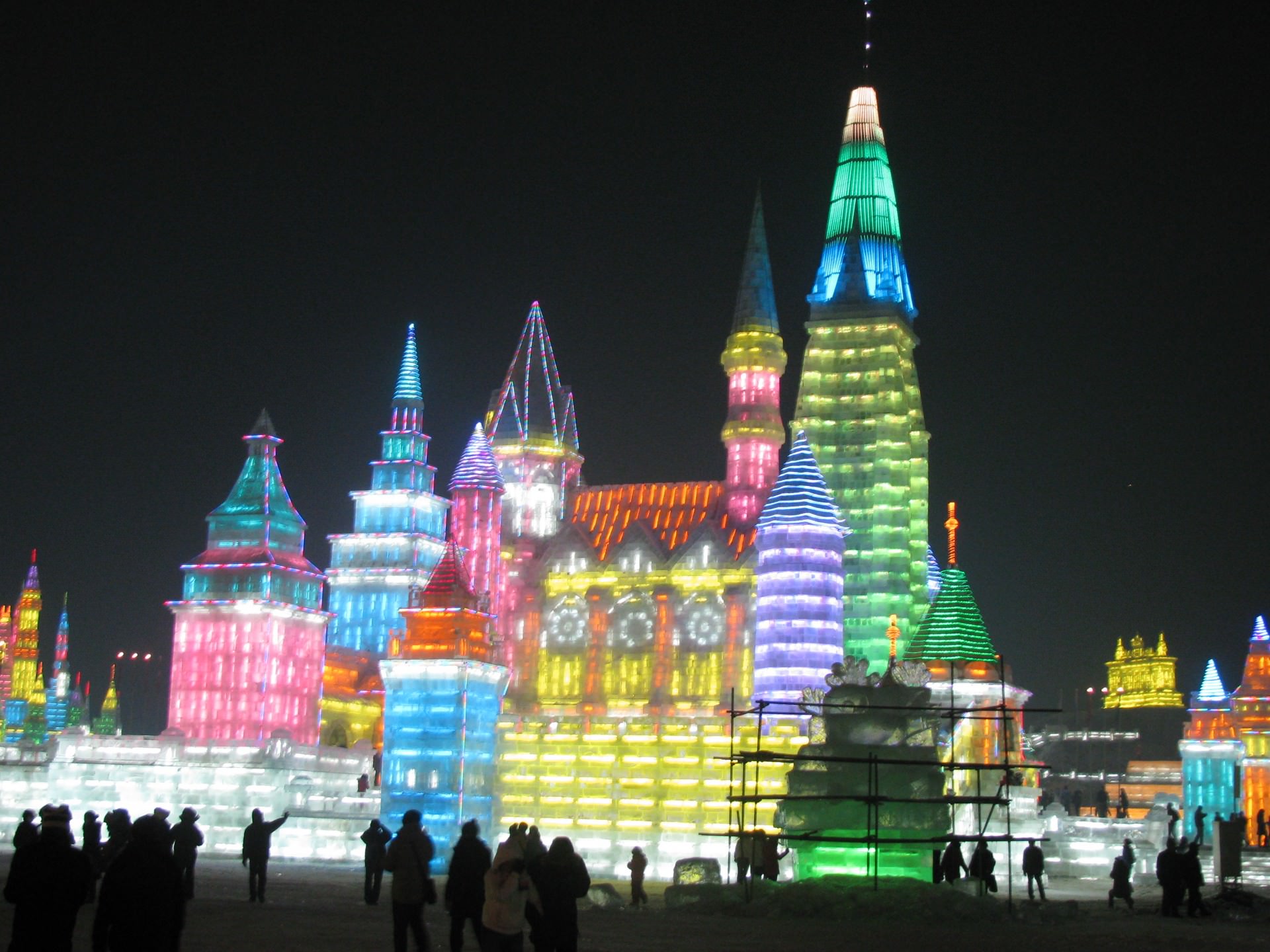 מבני הקרח בפסטיבל מוארים בלילה בשלל אורות צבעוניים (צילום: ג. א.)