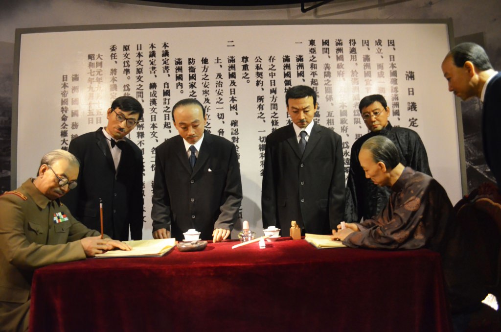 חתימת ההסכם בין מדינת מנצ'וריה ליפן. מיצג ממוזיאון ההיסטוריה של כיבוש צפון-מזרח סין (צילום: נוגה פייגה)