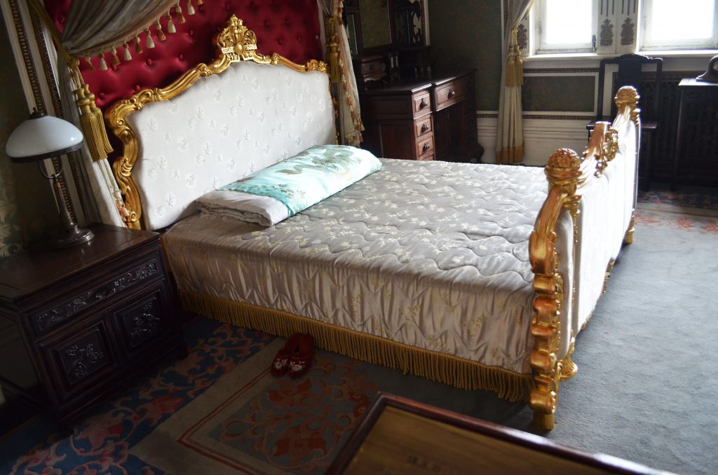 הארמון של פו-יי. מיטה מפוארת של פילגש (צילום: נוגה פייגה)