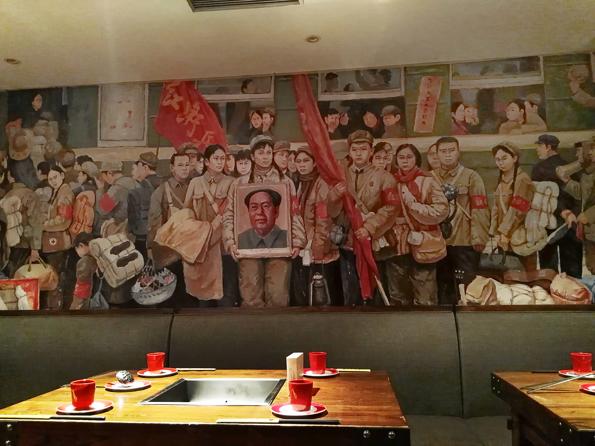 הוט-פוט דה-דווי-ג'אנג, מסעדה בסגנון "אדום" בשאנגחאי. מיסחור של המהפכה שיצאה נגד מיסחור (צילום: נוגה פייגה)