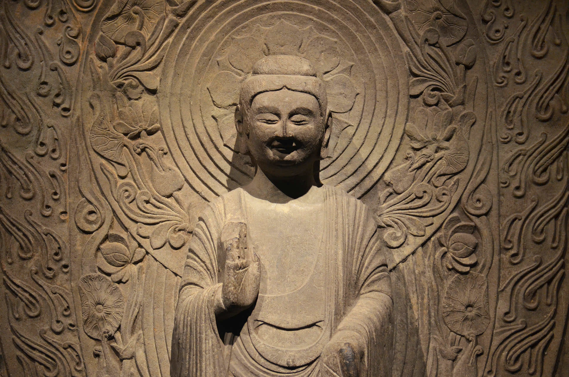 סטלה בודהיסטית במוזיאון. מיצגים מרשימים מתקופת הפיצול בסין (צילום: נוגה פייגה)