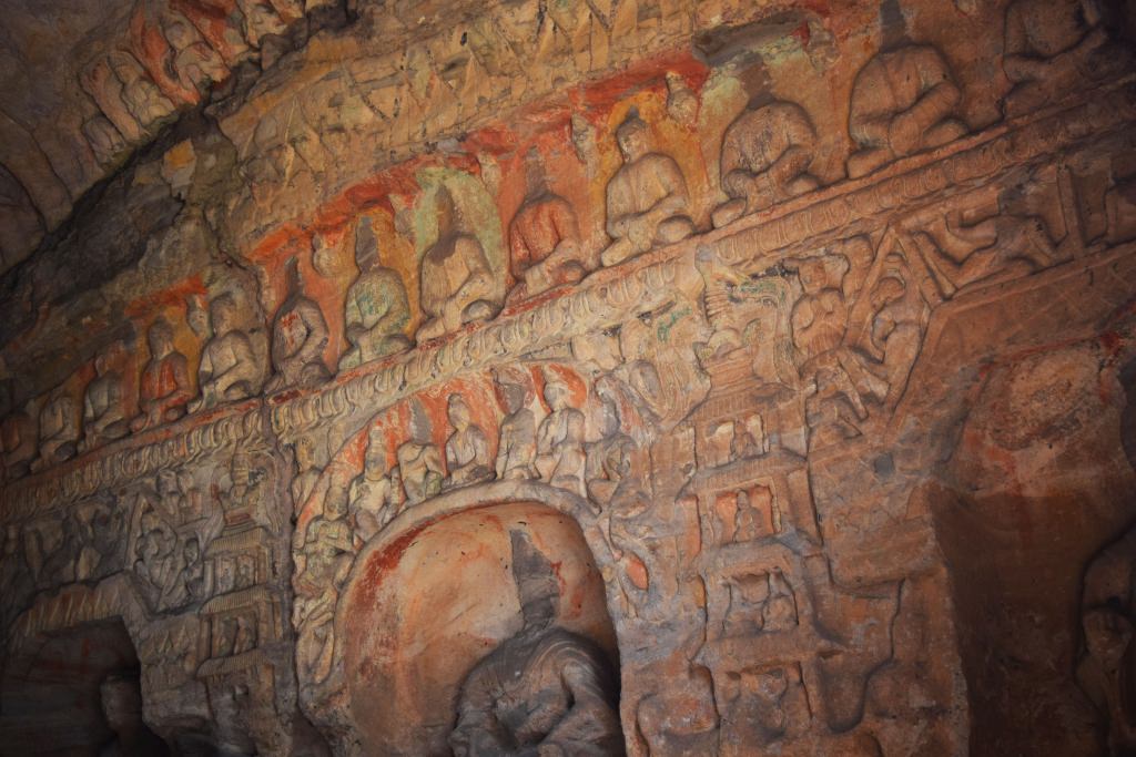 בחלק מהמערות נשמר קצת מהצבע על הגילופים והפסלים (צילום: טל ניצן)