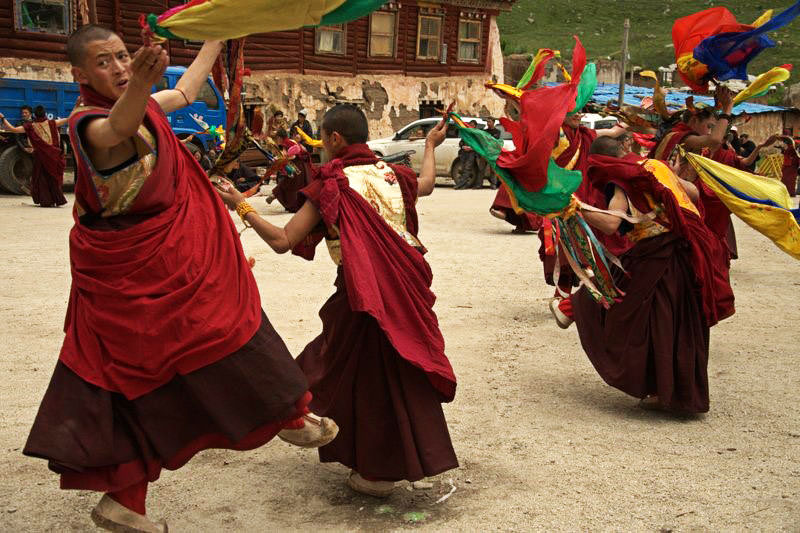 אירועים מיוחדים, כולל ריקודים טקסיים, מתקיימים במקדש בקיץ (צילום: איימי טאן)