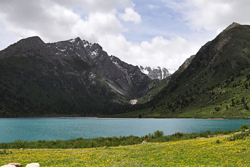 אגם בקרבת עמק דזוגצ'ן. מטיילים יוכלו למצוא מגוון טיולים באזור (צילום: איימי טאן)
