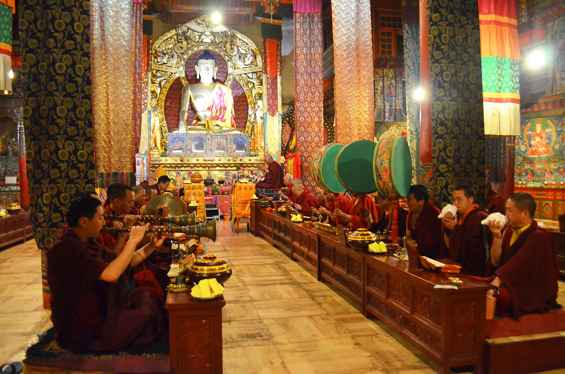 תפילה במנזר טאגונג (צילום: נוגה פייגה)