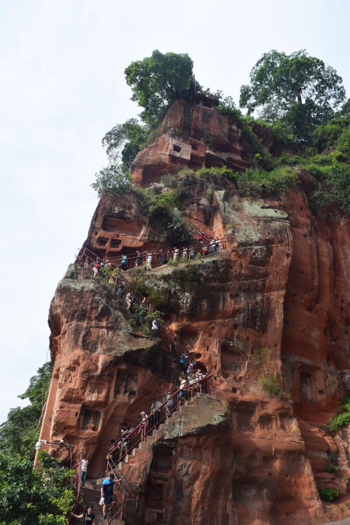 מדרגות לולייניות מובילות מראשו של הבודהה אל רגליו (צילום: טל ניצן)