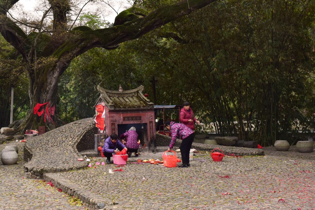 המקומיים מקיימים פולחנים סינים מסורתיים (צילום: טל ניצן)