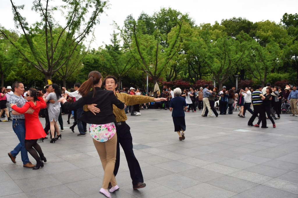 רקדנים חובבים יוצאים אל הפארקים בסין (צילום: טל ניצן)