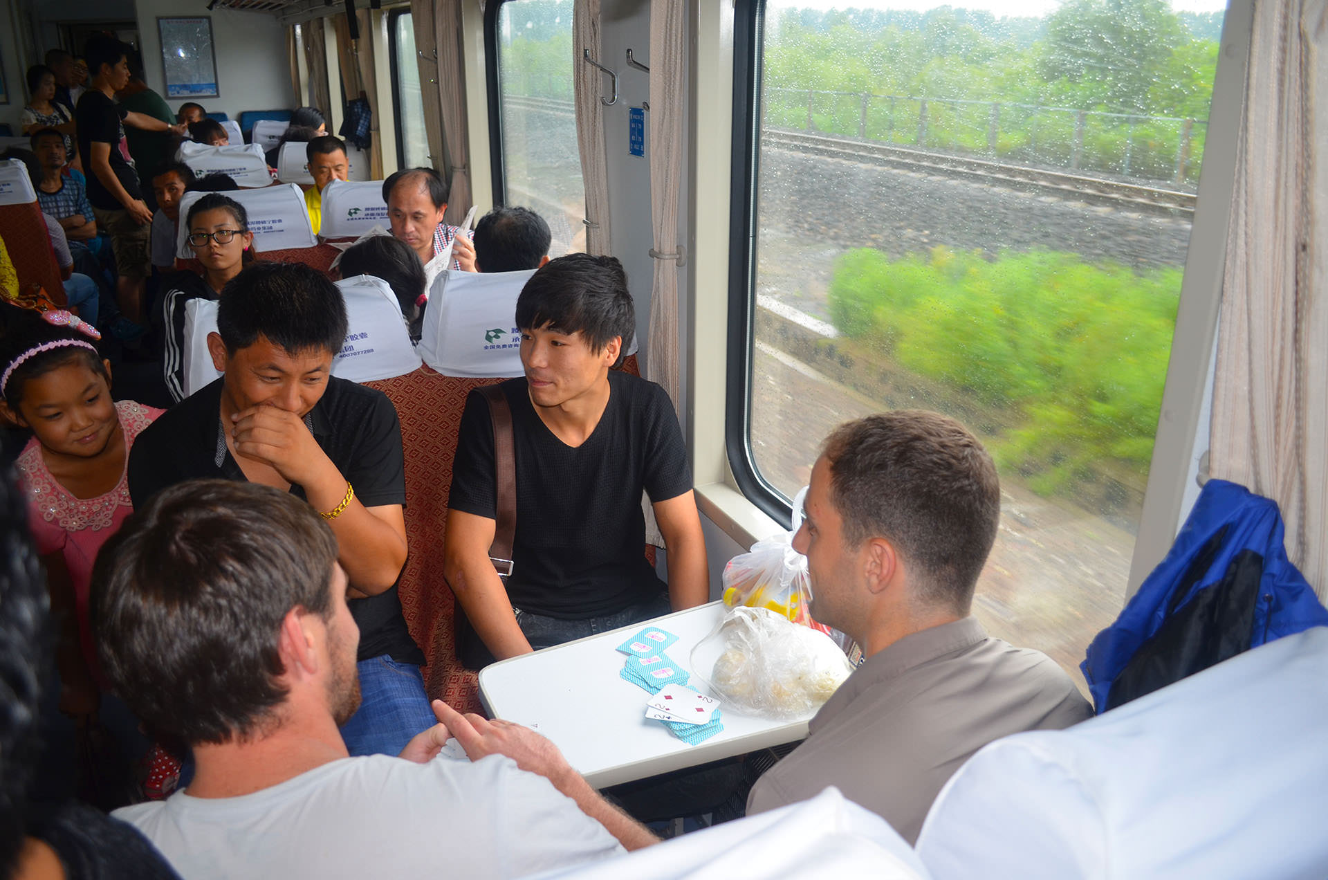 נסיעה ברכבת בסין. ההתרגשות ממערבים גדולה (צילום: נוגה פייגה)