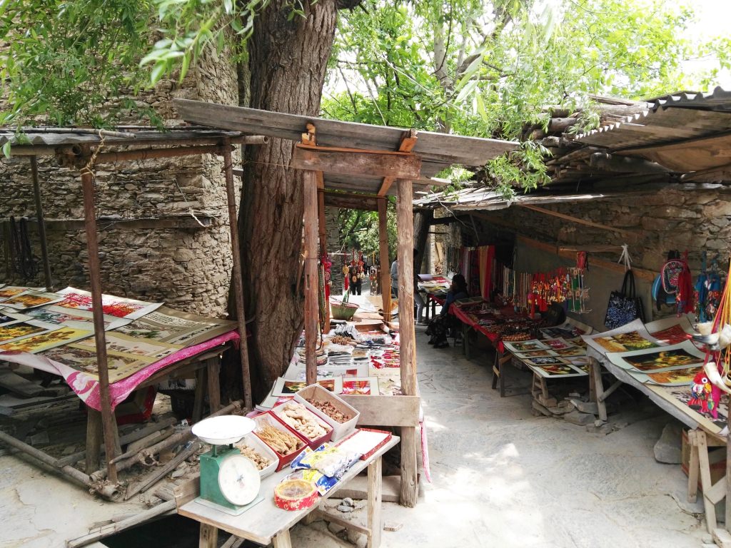 הדוכנים בכפר העתיק מוכרים תוצרת מקומית (צילום: שני אפלבאום)