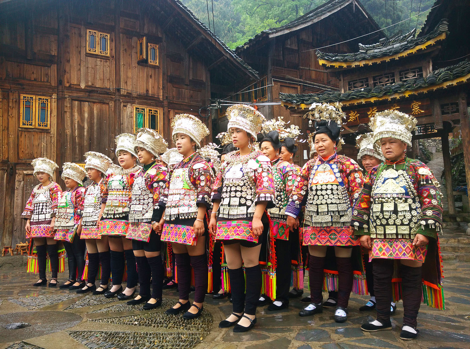 בנות המיאו בריקוד מסורתי בדה-טאנג (צילום: יובל לוי)
