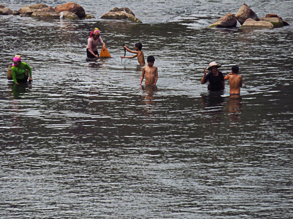 מקומיים בורחים מהחום בנהר (צילום: דור חג'בי) 