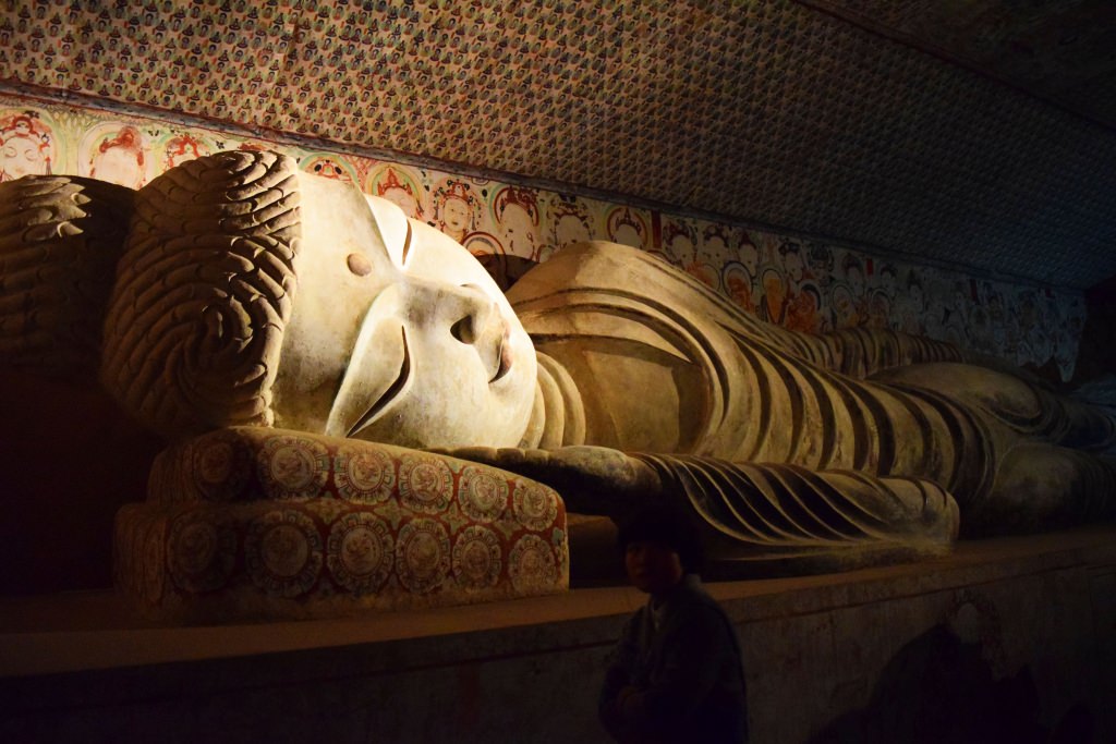 פסל בודהה שוכב במערות. שרד שנים של הרס ובזיזות (צילום: טל ניצן)