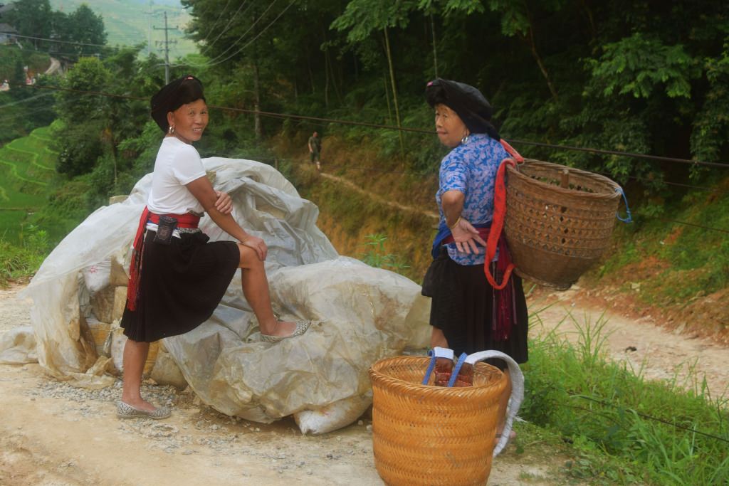 נשות יאו. הנשים הנשואות משאירות "גולגול" קדמי מחוץ למטפחת (צילום: טל ניצן)